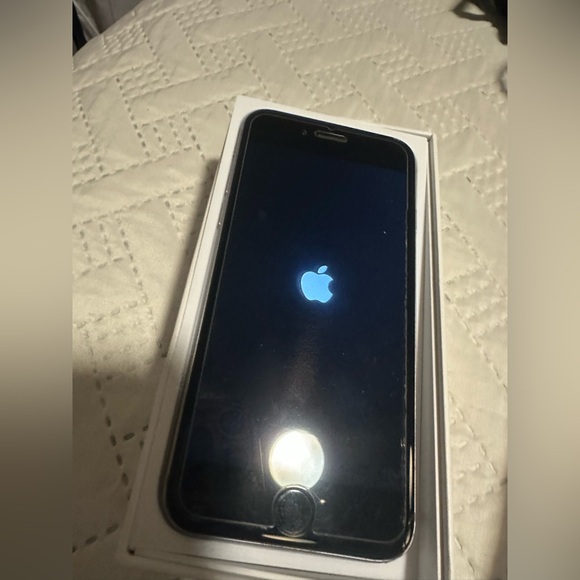 Apple Silver iPhone 6 Sleek Design Advanced Features - Picture 4 of 10